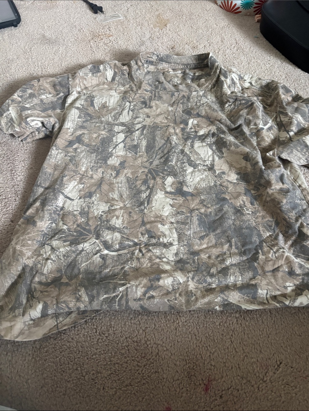 Hollister Men's Short-Sleeve Camouflage Tee in Tan and Green
